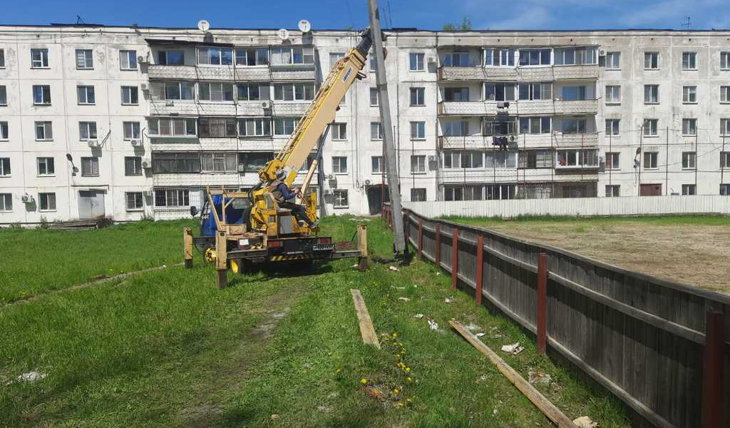 Началось проведение работ по установке уличного освещения по проекту "Освещение хоккейной коробки" ТОС "Делаем вместе"