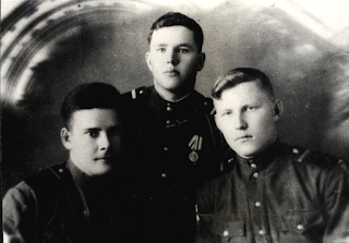 Бегун И.П. с боевыми друзьями, 1945г. Image
